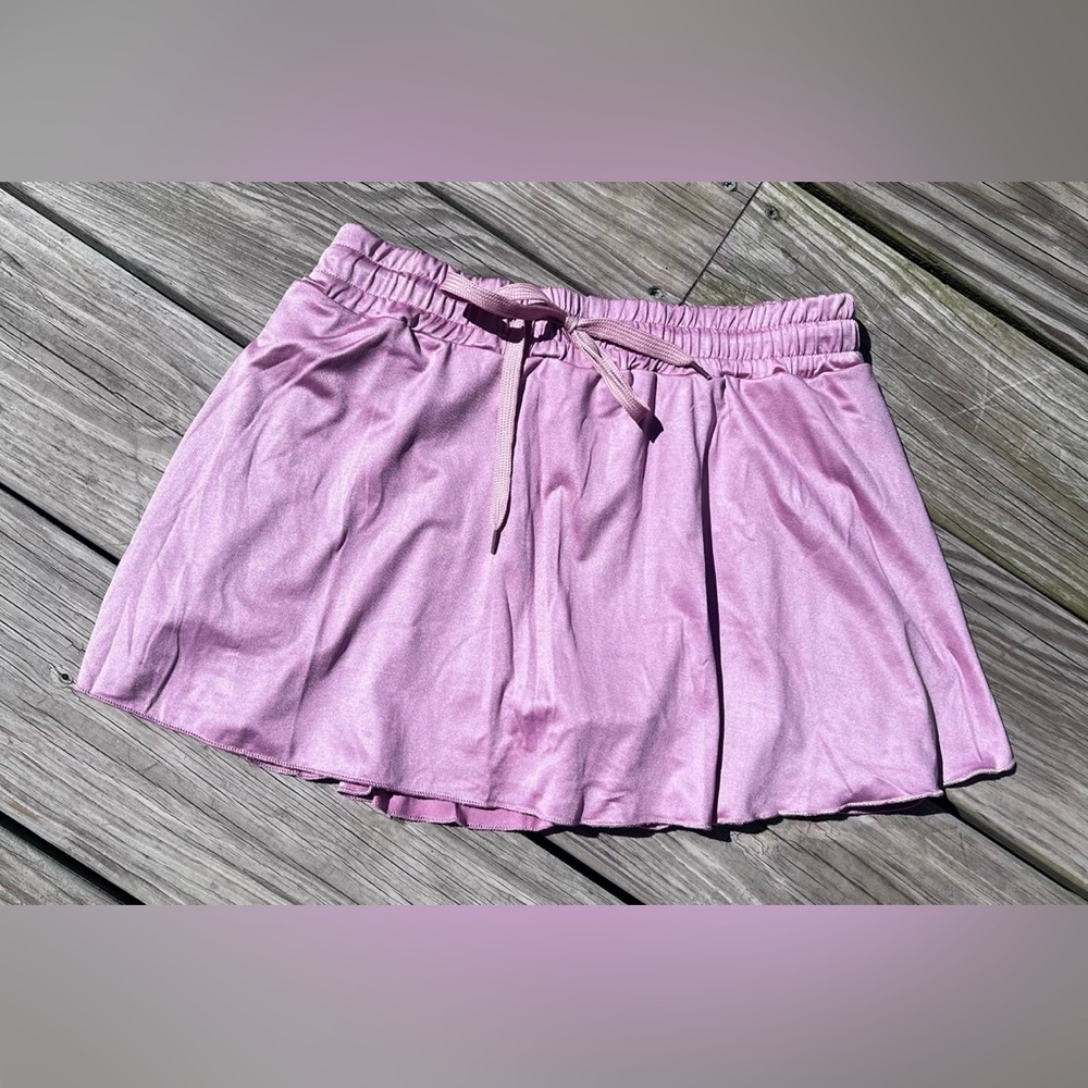 Women’s size small pink skirt with attached shorts. Adorable! Fast shipping!